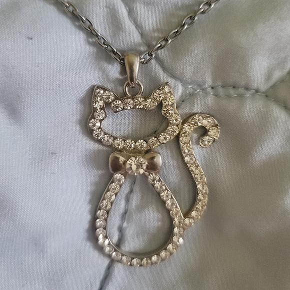 NWOT Cat with Bow Tie Charm Necklace - Picture 8 of 9